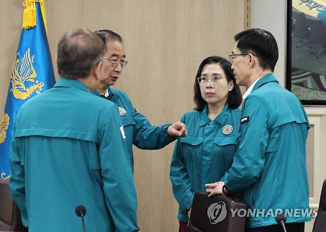 대화하는 한덕수 총리와 김현숙 여가부 장관 (서울=연합뉴스) 임헌정 기자 = 한덕수 국무총리(왼쪽 두번째)가 21일 서울 용산 대통령실 청사에서 열린 을지 및 제35회 국무회의에서 김현숙 여성가족부 장관(오른쪽 두번째), 이상민 행정안전부 장관(왼쪽), 방문규 국무조정실장과 대화하고 있다. 2023.8.21 kane@yna.co.kr