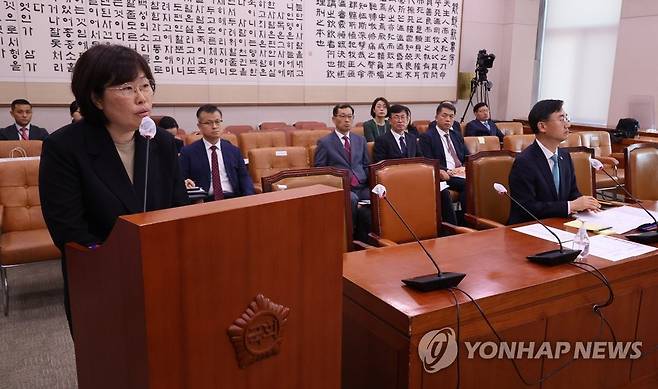 답변하는 국방부 법무관리관 (서울=연합뉴스) 한상균 기자 = 21일 국회 법제사법위원회 전체회의에서 유재은 국방부 법무관리관이 해병대 채모 상병 사건 관련 질의에 답변하고 있다. 2023.8.21 xyz@yna.co.kr