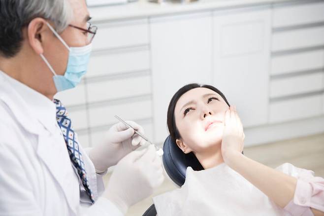 자신도 모르게 사소한 잘못된 습관으로 치아 건강을 망치게 되는 경우가 많다. [사진=클립아트코리아]