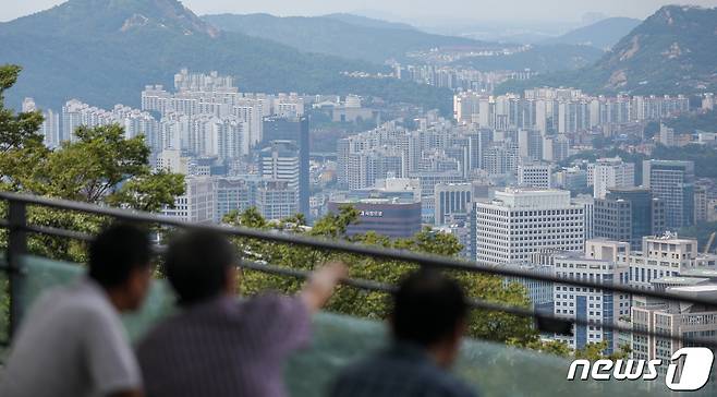 서울 아파트 매매가격이 14개월 만에 상승 전환한 21일 남산에서 바라본 도심 아파트 단지. 이날 부동산R114의 월간 아파트 매매가격 변동률 조사 결과 7월 서울은 0.01% 올라 작년 5월(0.09%) 이후 14개월 만에 매매가격이 상승 전환됐다. 2023.8.21/뉴스1 ⓒ News1 안은나 기자