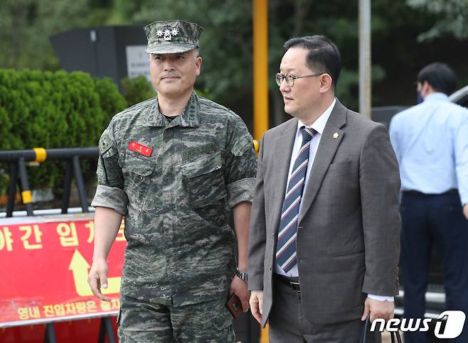 박정훈 전 해병대 수사단장(왼쪽)과 김경호 변호사.2023.8.18/뉴스1 ⓒ News1 김영운 기자