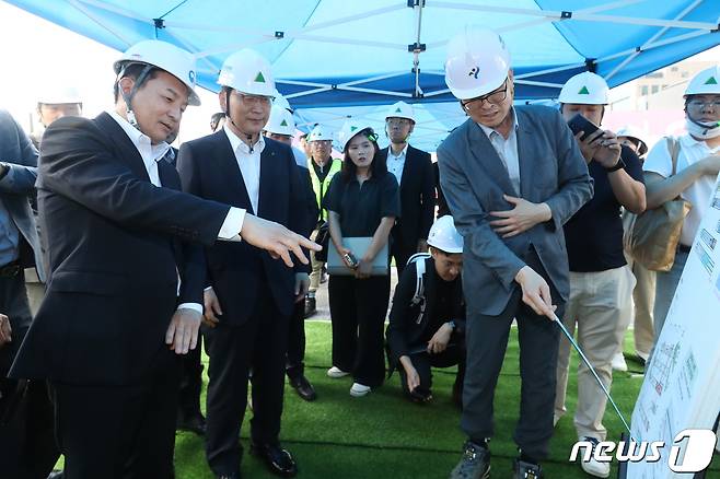 원희룡 국토교통부 장관과 윤영준 현대건설 대표이사가 22일 오후 서울 강남구 삼성역 GTX-C 공사현장을 방문해 진행상황을 점검하고 있다. 2023.8.22/뉴스1 ⓒ News1 민경석 기자