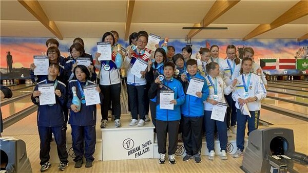 제5회 세계농아인볼링선수권대회 5인조 우승을 차지한 한국팀이 우승 기념촬영을 하고 있다.  사진┃인천시장애인체육회 제공