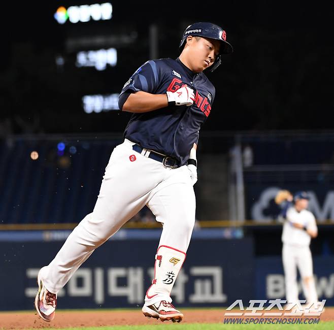 2023 KBO리그 NC 다이노스와 롯데 자이언츠의 경기가 13일 창원NC파크에서 열렸다. 9회초 1사 롯데 한동희가 솔로포를 날린 뒤 환호하고 있다. 창원=박재만 기자pjm@sportschosun.com/2023.07.13/