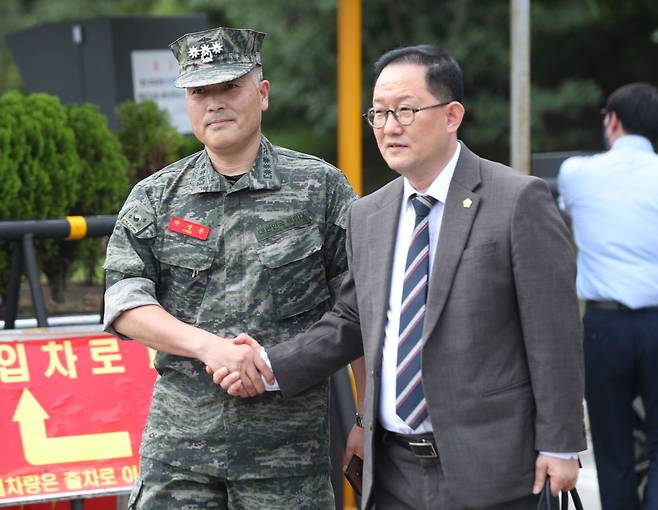 박정훈 전 해병대 수사단장(대령)이 18일 오후 경기 화성시 해병대사령부에서 열린 징계위원회에 출석하며 김경호 변호사와 악수하고 있다. /뉴스1