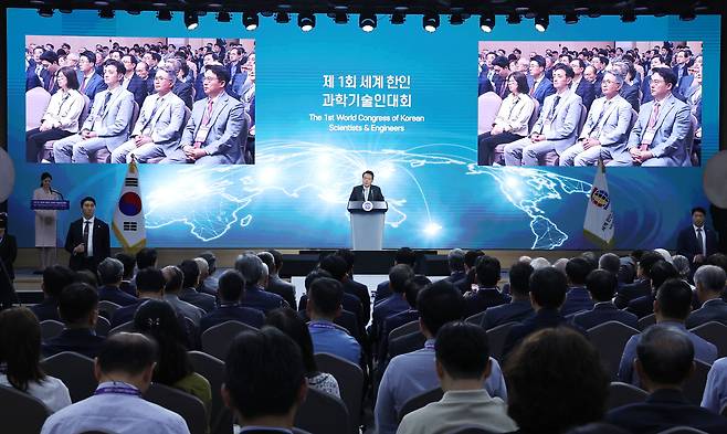 윤석열 대통령이 지난 7월 5일 서울 강남구 역삼동 한국과학기술회관에서 열린 제1회 세계 한인 과학기술인 대회 개회식에서 격려사를 하고 있다. 과학계는 윤 대통령의 과학 행보에 기대를 걸었지만, 33년 만의 국가 R&D 예산 삭감에 크게 실망했다./연합뉴스