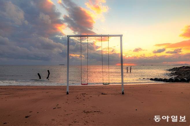 제1회 무빙팝업시네마가 열리는 변산의 바닷가.