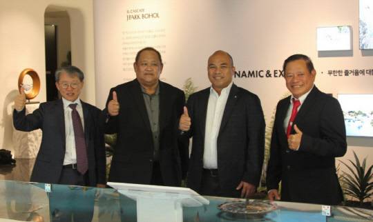 좌측부터 유시영 유림개발 회장, 에드가르도 아르케이 팡라오 시장, 에리코 아리스토텔레 아우멘타도 보홀 주지사, 저스틴 우이 프로푸드 인터내셔널 회장. 사진 유림개발