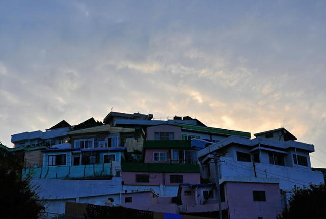 부산 영도구 산동네에 서서히 해가 저물면 언덕배기의 집들도 하나둘 불이 켜진다.