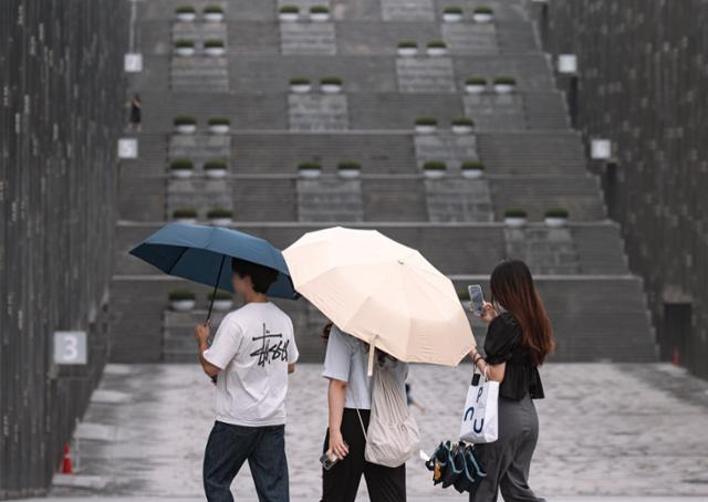 22일 서울 서대문구 이화여자대학교에서 우산을 쓴 시민들이 길을 거닐고 있다. 뉴스1