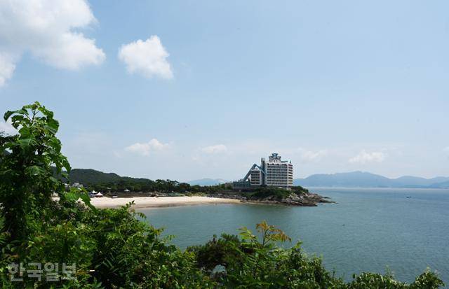 바다로 살짝 돌출된 지형에 자리 잡고 있는 모항해수욕장.