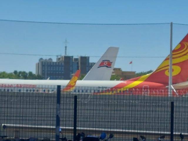 22일 오전 중국 베이징 서우두공항 활주로에서 동체에 인공기가 그려진 고려항공 소속 여객기가 탑승객들을 태워 돌아가기 위해 대기하고 있다. 북한 여객기가 중국 베이징에 도착한 것은 2020년 1월 중국에서 코로나19가 확산한 뒤 3년 7개월여 만이다. 베이징=조영빈 특파원