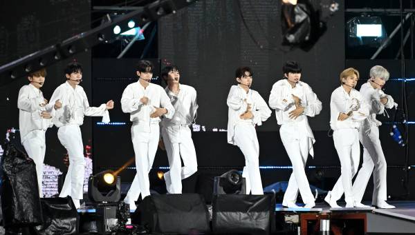 11일 오후 서울 마포구 서울월드컵경기장에서 열린 ‘2023 새만금 세계스카우트잼버리 K팝 슈퍼 라이브 콘서트’에서 그룹 제로베이스원이 공연을 펼치고 있다. 사진공동취재단 /2023.08.11/