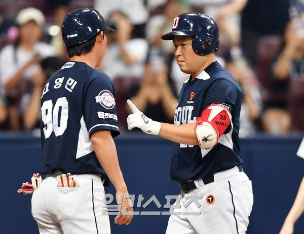 2023 KBO 프로야구 키움히어로즈와 두산베어스의 경기가 22일 오후 서울 고척스카이돔에서 열렸다. 8회초 1사 대타로 나온 양의지가 솔로홈런을 치고 홈인해 고영민 코치의 축하를 받고 있다. 고척=김민규 기자 mgkim1@edaily.co.kr /2023.08.22/