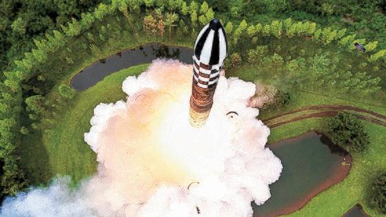 북한이 지난 7월 12일 고체연료 기반의 신형 대륙간탄도미사일(ICBM)인 '화성-18형'을 시험발사하는 모습. 노동신문, 뉴스1