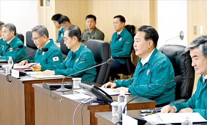 윤석열 대통령이 21일 서울 용산 대통령실 국가위기관리센터에서 열린 을지 국가안전보장회의(NSC)에서 첫머리 발언을 하고 있다.  대통령실 제공