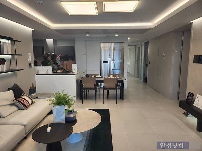 '둔산자이아이파크' 모델하우스 전용 84㎡ 내부 모습. 사진=이현주 기자