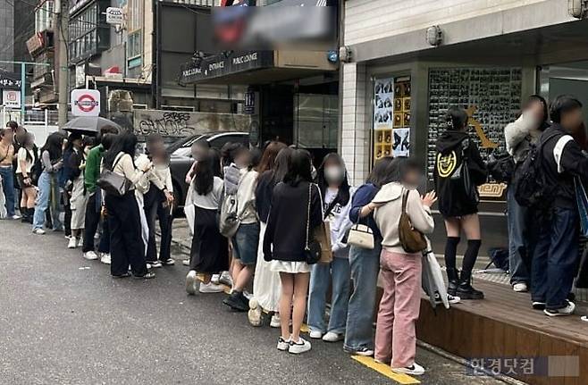 사람들이 '하이앵글 사진' 촬영을 위해 긴 대기줄을 서 있는 모습. /사진=무브먼트 제공