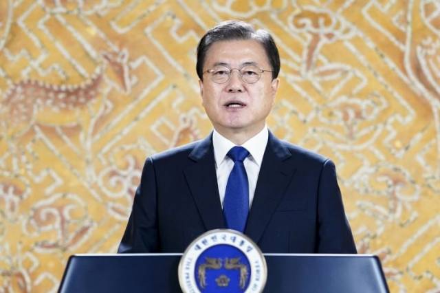 문재인 대통령이 2021년 8월 19일 청와대에서 전북 군산형 일자리 에디슨모터스 공장 준공식 축사를 영상으로 전하고 있다. 연합뉴스