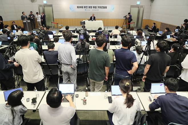 류진 전국경제인연합회(전경련) 신임 회장이 22일 서울 여의도 전경련회관 콘퍼런스센터에서 열린 ‘취임 기자간담회’에 참석해 발언하고 있다. [사진 출처 = 전경련]