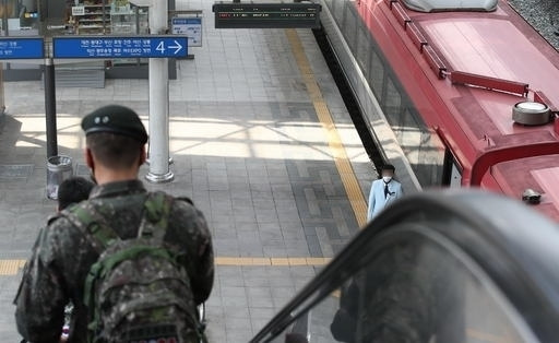 휴가 나온 군인. 본 기사와 직접적인 관련 없음. [사진 = 연합뉴스]