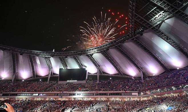[서울=뉴시스] 사진공동취재단 = 11일 오후 서울 마포구 서울월드컵경기장에서 열린 ‘2023 새만금 세계스카우트잼버리 K팝 슈퍼 라이브 콘서트’에서 불꽃놀이가 진행되고 있다. 2023.08.11.