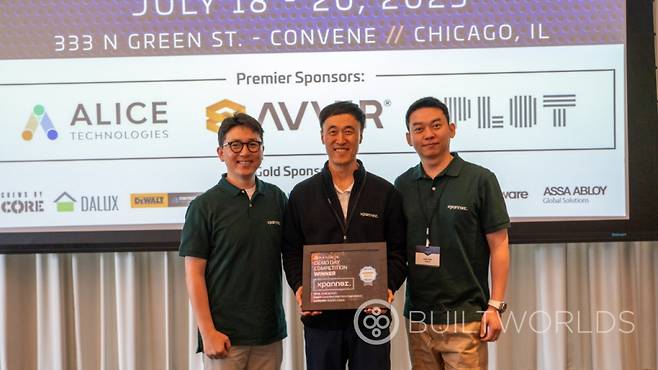 스패너 임직원들이 미국 빌트월즈 2023 건설 기술 컨퍼런스 데모데이에서 우승을 차지한 뒤 기념 촬영 중이다.(사진 맨 왼쪽부터) 이명한 스패너 CEO와 동사 최재우 COO, 박주한 CFO 및 CSO/사진제공=스패너