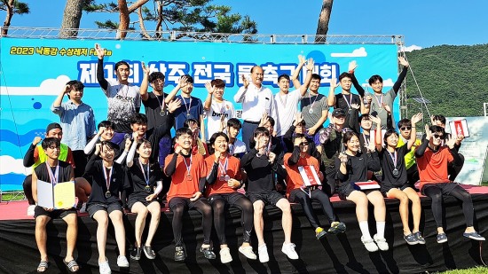 물축구에 참여한 선수들이 강영석 상주시장과 기념사진을 찍고 있다(상주시 제공)