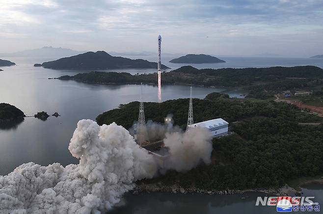[동창리=AP/뉴시스] 북한 조선중앙통신이 제공한 사진에 지난달 31일 북한 평안북도 동창리의 위성 발사장에서 군사 정찰위성 '만리경 1호'를 실은 천리마 1형 로켓이 발사되고 있다. 2023.06.01.