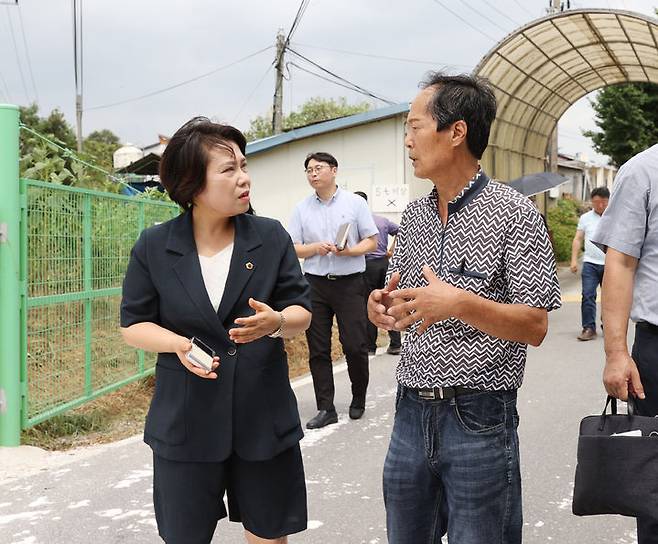 [홍성=뉴시스] 충남도의회 한센인 정착촌 복지실태와 개선방안 모색 연구모임 대표 이연희 의원이 22일 논산시 한센인 정착촌인 성광마을을 방문, 이장과 대화를 나누고 있다. (사진=충남도의회 제공) *재판매 및 DB 금지