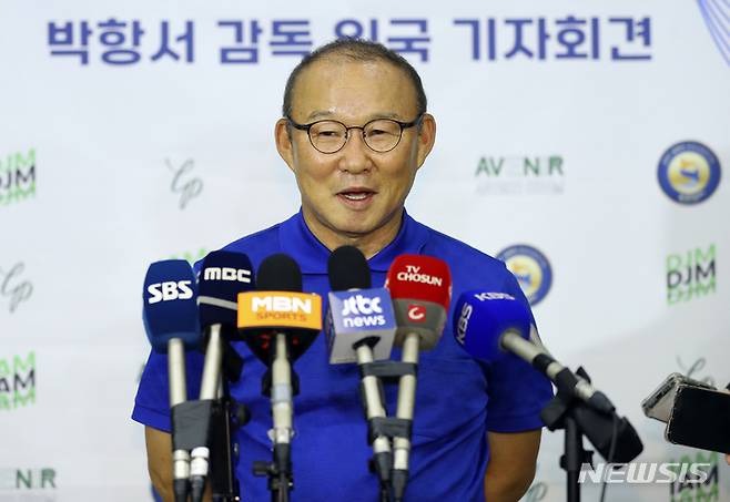 [인천공항=뉴시스] 최진석 기자 = 박항서 전 베트남 축구 대표팀 감독이 14일 인천 국제공항을 통해 귀국해 기자회견을 하고 있다. 베트남 축구대표팀과 5년 동행을 마친 박 감독은 이날 귀국 방송 촬영 등의 일정을 소화한 뒤 16일 다시 베트남으로 출국할 예정이다. 2023.02.14. myjs@newsis.com