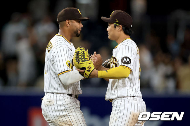 [사진] 샌디에이고 파드리스 김하성(오른쪽)이 잰더 보가츠와 승리의 기쁨을 나누고 있다. ⓒGettyimages(무단전재 및 재배포 금지)