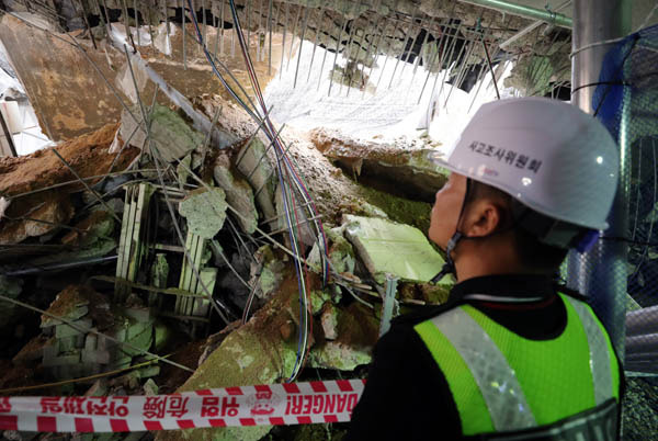 국토교통부 건설사고조사관이 5월 2일 붕괴사고가 발생한 인천시 검단신도시 아파트 신축공사 현장에서 사고 원인 조사를 벌이고 있다. / 연합뉴스