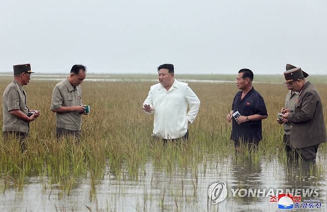 김정은, 평안남도 간석지 침수피해 복구현장 시찰 (평양 조선중앙통신=연합뉴스) 북한 김정은 국무위원장이 지난 21일 평안남도 간석지건설종합기업소 안석간석지 피해복구 현장을 현지지도 했다고 조선중앙통신이 22일 보도했다. 통신은 이곳이 간석지 제방 배수 구조물 설치 공사가 제대로 이뤄지지 않아 바닷물에 제방이 파괴되면서 간석지 구역이 침수됐다고 전했다.2023.8.22 
    [국내에서만 사용가능. 재배포 금지. For Use Only in the Republic of Korea. No Redistribution] nkphoto@yna.co.kr