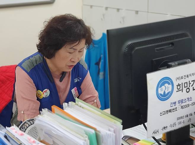 지난 8일 문명순 분회장이 간병인을 찾는 보호자와 통화하고 있다 [촬영 윤성우. 재판매 및 DB 금지]