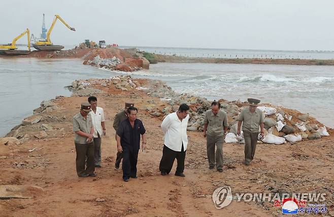 김정은, 평안남도 간석지 침수피해 복구현장 시찰 (평양 조선중앙통신=연합뉴스) 북한 김정은 국무위원장이 지난 21일 평안남도 간석지건설종합기업소 안석간석지 피해복구 현장을 현지지도 했다고 조선중앙통신이 22일 보도했다. 통신은 이곳이 간석지 제방 배수 구조물 설치 공사가 제대로 이뤄지지 않아 바닷물에 제방이 파괴되면서 간석지 구역이 침수됐다고 전했다.2023.8.22 
    [국내에서만 사용가능. 재배포 금지. For Use Only in the Republic of Korea. No Redistribution] nkphoto@yna.co.kr