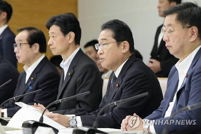 오염수 방류 각료회의 주재하는 기시다 후미오 일본 총리 (도쿄 교도=연합뉴스) 기시다 후미오 일본 총리가 22일 후쿠시마 제1원자력발전소 오염수(일본 정부 명칭 '처리수')의 해양 방류 등을 논의하는 각료회의를 주재하고 있다. 2023.8.22 jeong@yna.co.kr