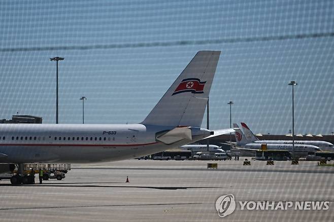 베이징 공항에 3년 만에 착륙한 북한 고려항공 여객기 (베이징 AFP=연합뉴스) 북한 국영 항공사인 고려항공 소속 여객기가 22일 중국 베이징 서우두 국제공항에 착륙해 있다. 북한 여객기가 중국 베이징에 도착한 것은 코로나19 확산으로 북한이 국경을 폐쇄한 2020년 초 이래 처음이다. 2023.08.22 danh2023@yna.co.kr