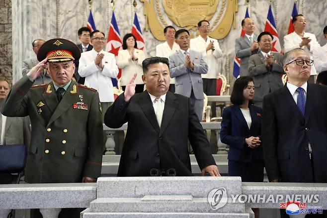 북한 열병식 주석단의 김정은 국무위원장과 러시아(왼쪽)·중국 대표 (평양 조선중앙통신=연합뉴스) 북한이 '전승절'(6ㆍ25전쟁 정전협정기념일) 70주년인 지난 27일 저녁 평양 김일성광장에서 열병식을 개최했다고 조선중앙통신이 28일 보도했다. 2023.7.28 
    [국내에서만 사용가능. 재배포 금지. For Use Only in the Republic of Korea. No Redistribution] nkphoto@yna.co.kr