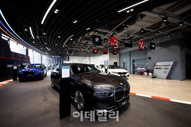 BMW M 퍼포먼스 개러지 해운대.