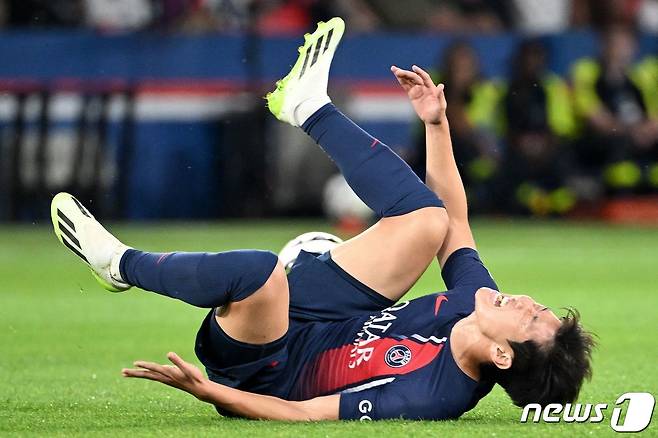 파리 생제르맹(PSG)의 이강인이 12일 (현지시간) 파리의 파르크 데 프랭스에서 열린 로리앙과 프랑스 프로축구 리그1 개막전에 선발로 출전해 그라운드에 쓰러져 있다. 2023.8.13 ⓒ AFP=뉴스1 ⓒ News1 우동명 기자