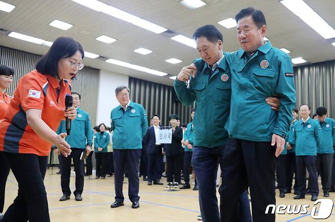 공습 대비 민방위 훈련(민방공훈련)이 실시된 23일 서울 여의도 국회 지하강당에서 김진표 국회의장과 김기현 국민의힘 대표가 부상자 이송법 훈련을 하고 있다. 2023.8.23/뉴스1 ⓒ News1 임세영 기자