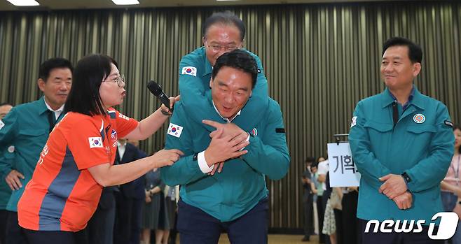 공습 대비 민방위 훈련(민방공훈련)이 실시된 23일 서울 여의도 국회 지하강당에서 정희용 국민의힘 의원이 윤재옥 원내대표를 업고 부상자 이송법 훈련을 하고 있다. 2023.8.23/뉴스1 ⓒ News1 임세영 기자