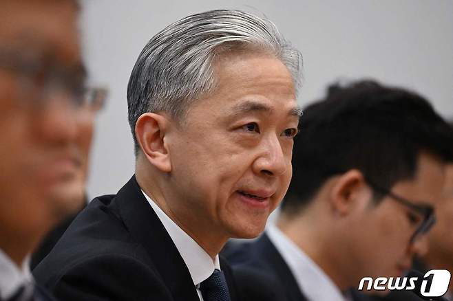 왕원빈 중국 외교부 대변인이 26일 (현지시간) 베이징에서 러시아의 침공 이후 처음으로 가진 시진핑 국가주석과 볼로디미르 젤렌스키 우크라이나 대통령의 통화를 브리핑하고 있다. ⓒ AFP=뉴스1 ⓒ News1 우동명 기자