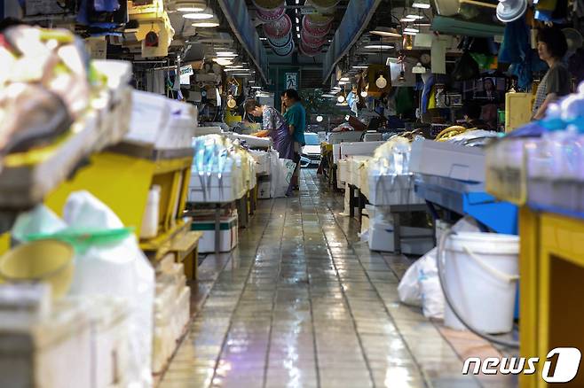 일본 후쿠시마 오염수 방류 시작을 하루 앞둔 23일 인천 중구 연안부두 인천종합어시장이 한산한 모습을 보이고 있다. 2023.8.23/뉴스1 ⓒ News1 민경석 기자