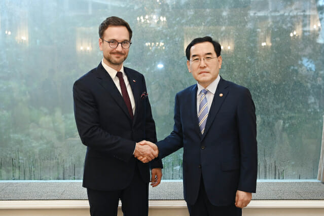 이창양 산업통상자원부 장관은 23일 서울 소공동 롯데호텔에서 발데마르 부다 폴란드 경제개발기술부 장관과 면담을 가졌다. (사진=산업통상자원부)