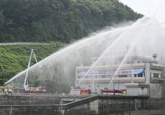 경남 진주 한국수자원공사 남강댐지사에서 2023 을지연습 경남도 대표 실제훈련인 드론 테러 대응 종합훈련이 이뤄지고 있다. [사진제공=경남도청]