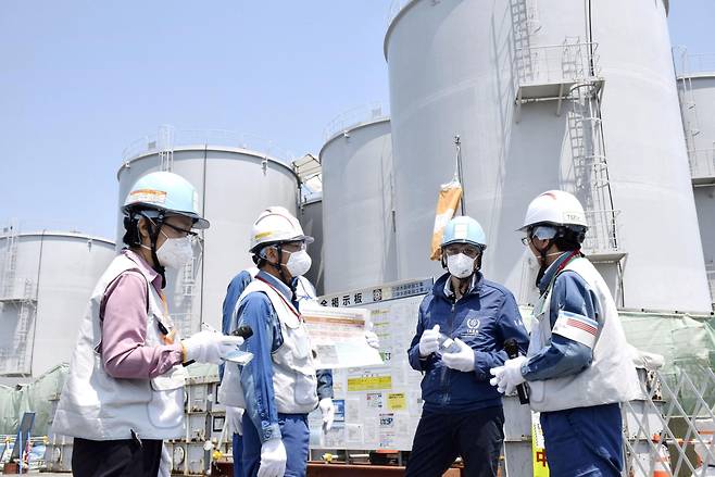 라파엘 그로시 국제원자력기구(IAEA) 사무총장이 지난 5월 19일 일본 후쿠시마현 오쿠마초의 쓰나미 피해를 입은 후쿠시마 제1원전을 방문한 모습./교도 연합뉴스