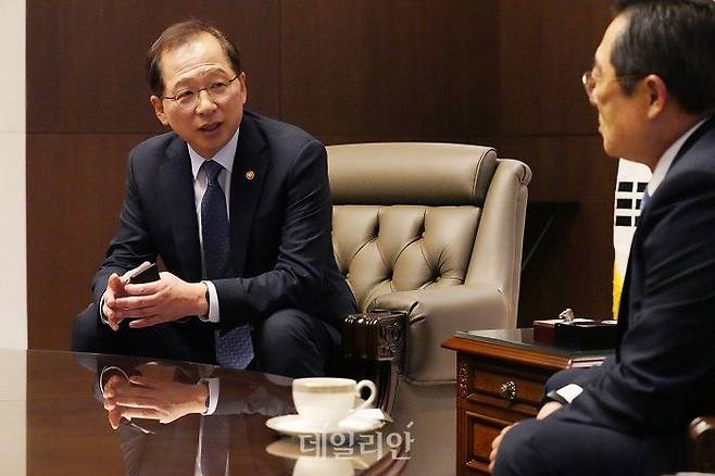 조승환 해양수산부 장관이 23일 구자열 한국무엽협회장을 만나 수산물 소비 상생을 위한 협력 방안을 논의하고 있다. ⓒ해양수산부