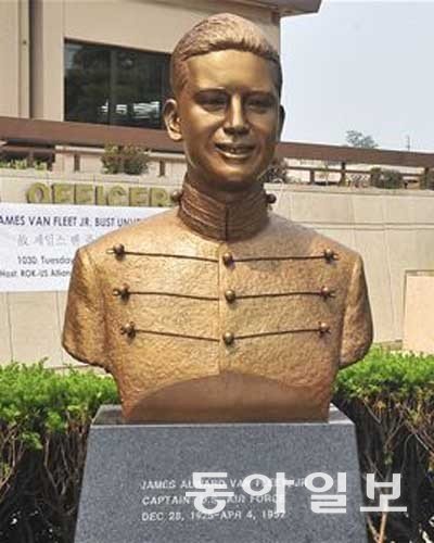 경기도 오산 미공군 기지의 밴플리트 중위의 흉상.